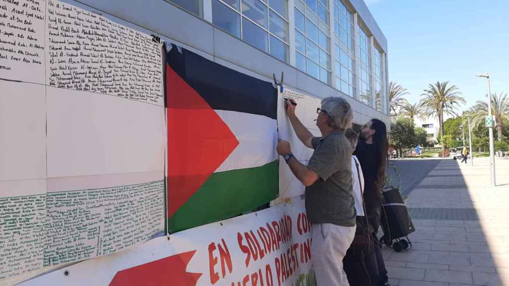 El cartel gigante con los nombres de los niños y niñas asesinadas.