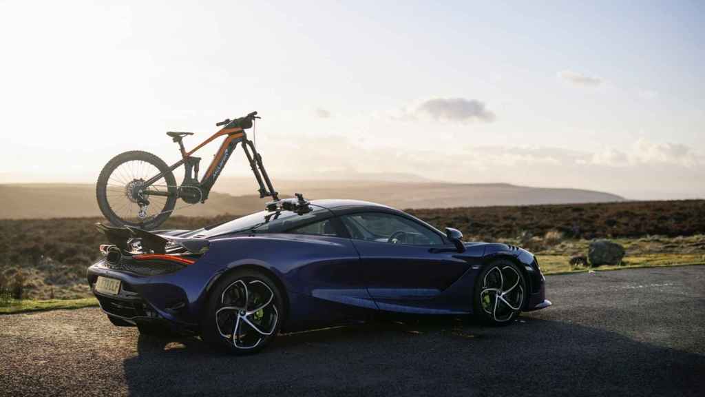Bicicleta de McLaren montada en un superdeportivo de la empresa.