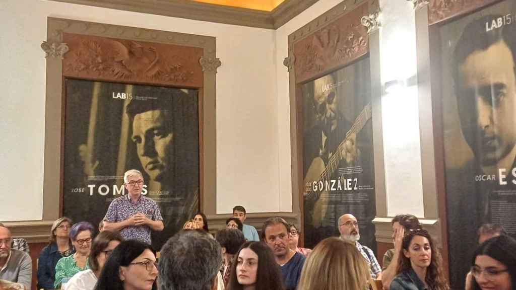 Uno de los asistentes a la charla, aportando su testimonio.