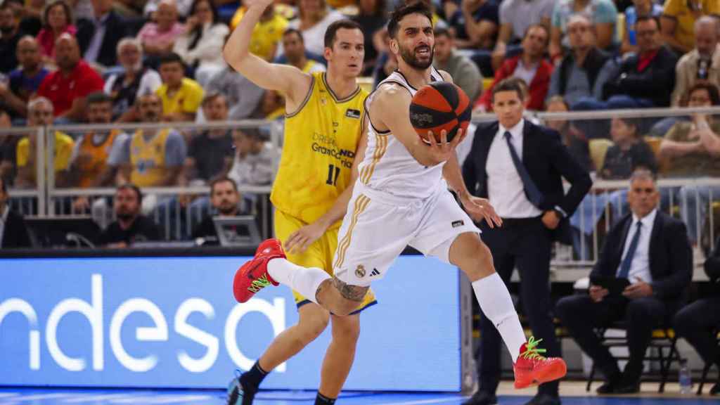 Campazzo trata de anotar ante la presencia de Miquel Salvó.