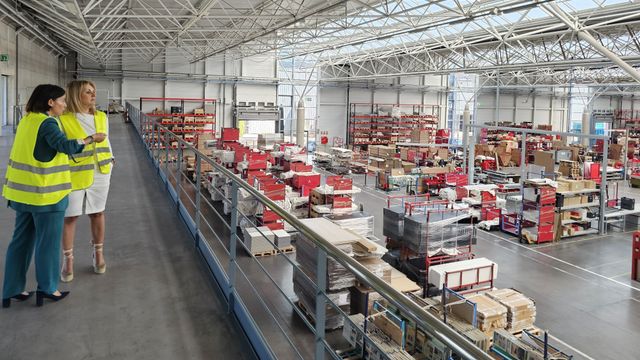 La consellera de Industria Nuria Montes durante la visita a Actiu este viernes.