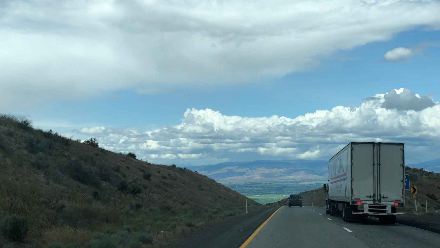 Un camión circulando por una carretera, en una imagen de archivo.