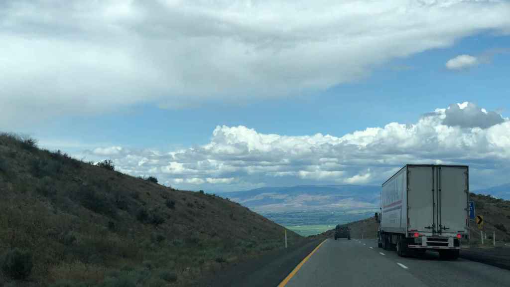 Un camión circulando por una carretera, en una imagen de archivo.