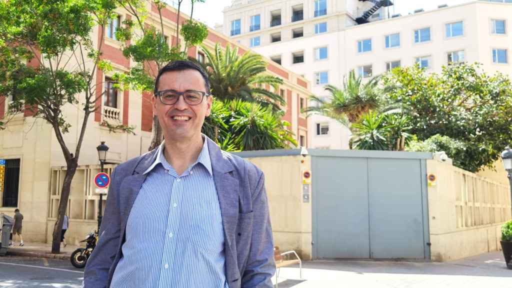 Enrique Martínez García, esta semana ante la sede del Banco de España en Alicante.