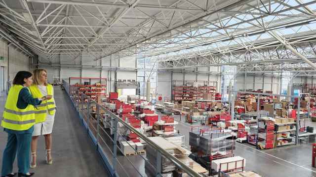 La consellera de Industria Nuria Montes durante la visita a Actiu este viernes.