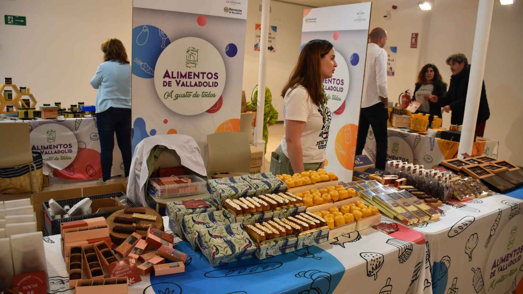 Uno de los puestos de la feria con chocolate y bombones