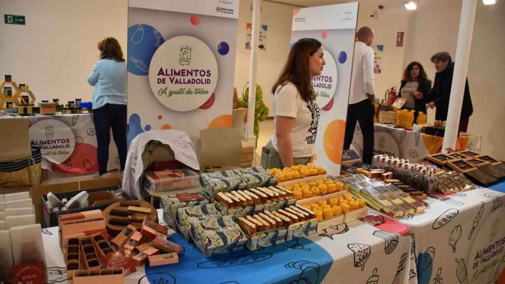 Uno de los puestos de la feria con chocolate y bombones