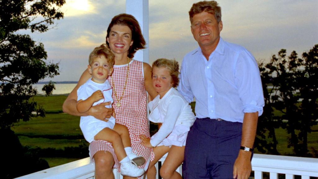 Jackie Kennedy con su marido, John Fitzgerald Kennedy, y sus dos hijos, John y Carole.