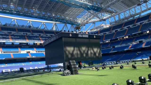 Pantallas gigantes sobre el césped del Santiago Bernabéu