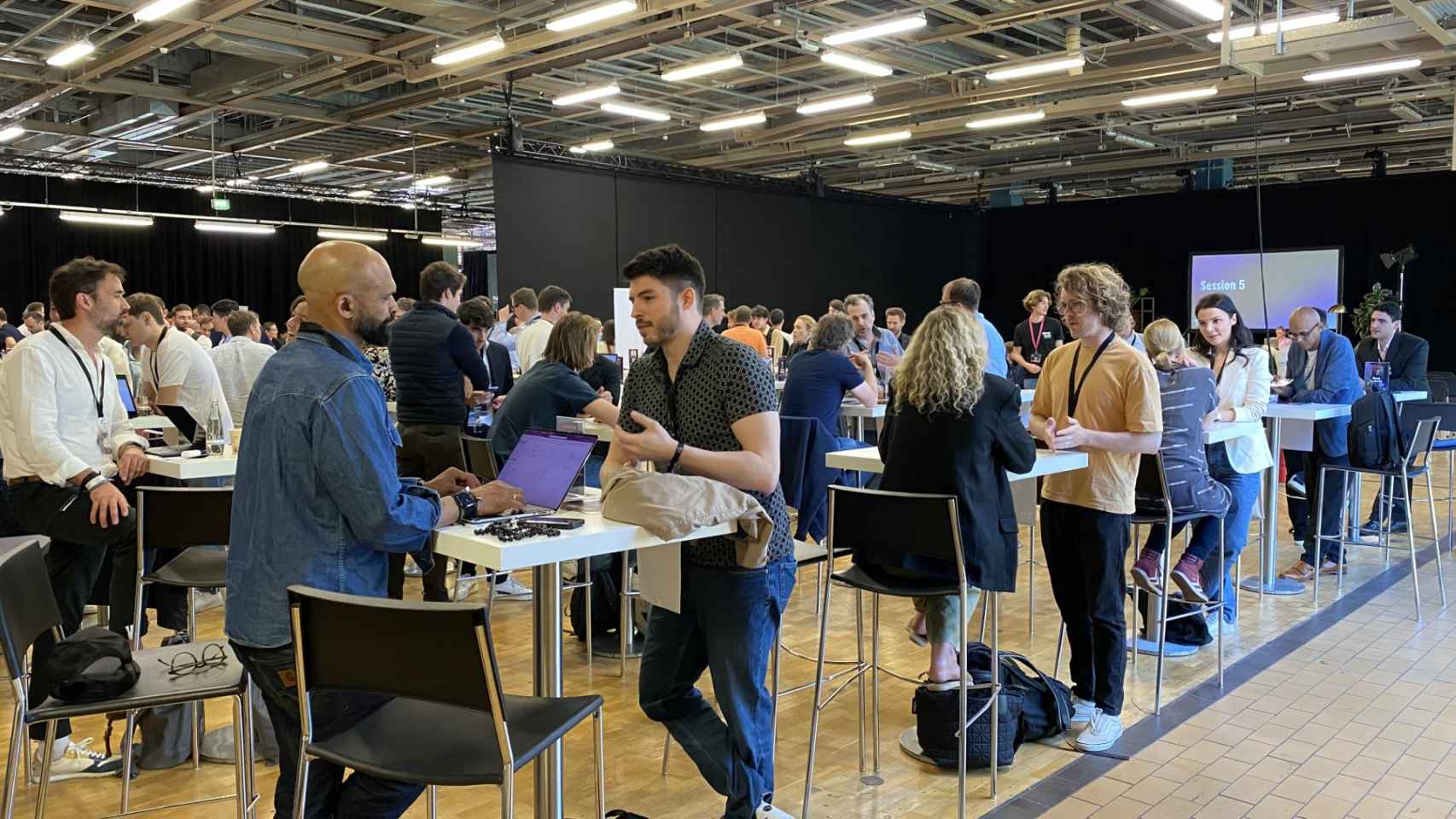 Startups, inversores y 'corporates', celebrando decenas de reuniones de forma simultánea durante el DeepTech Momentum de Berlín.
