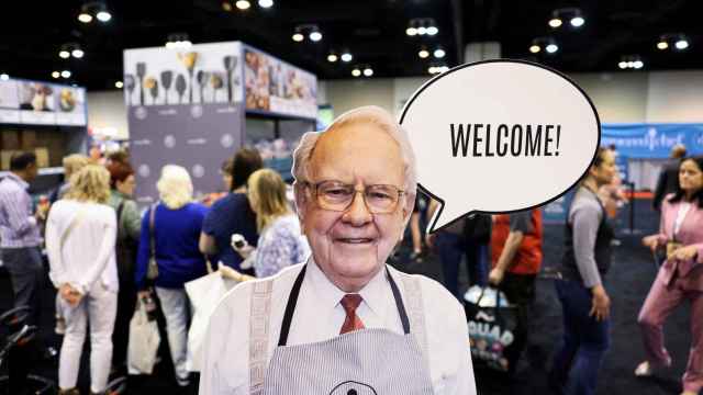 Un cartel de Warren Buffett da la bienvenida a la conferencia anual de Berkshire Hathaway.