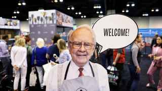 Un cartel de Warren Buffett da la bienvenida a la conferencia anual de Berkshire Hathaway.
