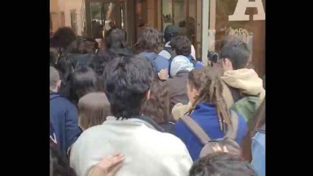 Decenas de estudiantes de la Complutense sabotean al grito de boicot Israel la reunión con los vicerrectores