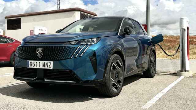 Imagen del Peugeot E-3008 en un punto de recarga.