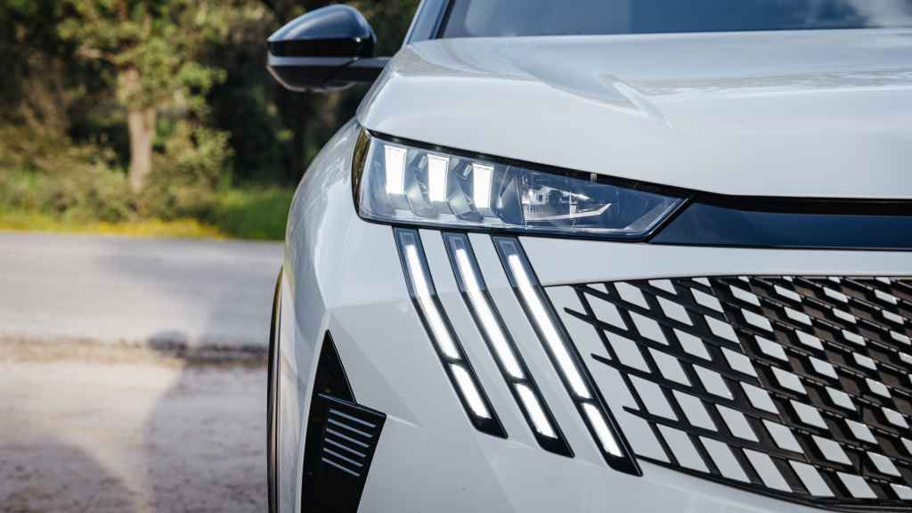 Detalle de la parrilla del Peugeot E-3008.