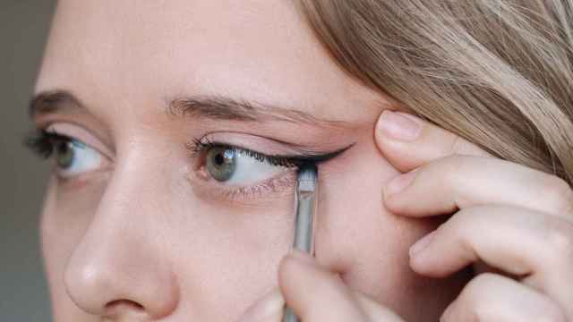 Imagen de una mujer maquillándose.