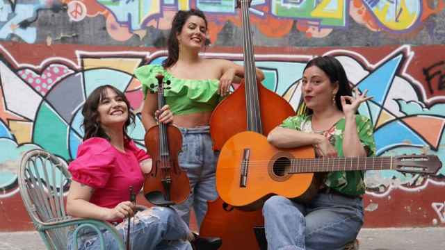 Paula, Elena , son hermanas, y junto a Empar forman este grupo de mujeres.