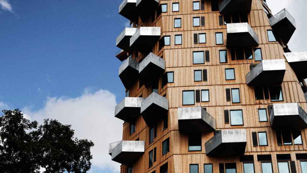 Exterior del Vertikal Nydalen con los balcones de acero