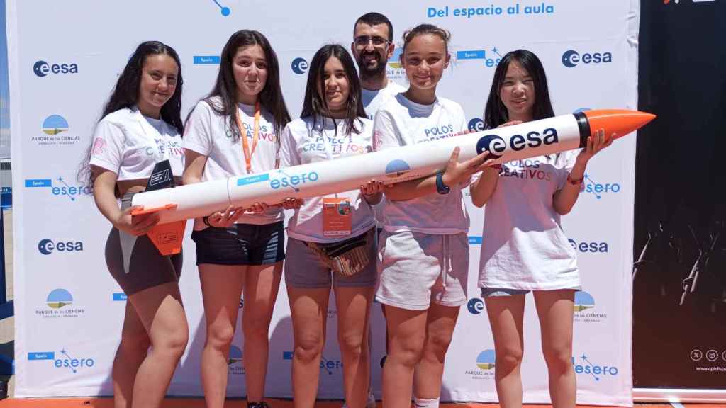 Carlos López, profesor de Física y Química en el Instituto Ramón Caamaño de Muxía (La Coruña), junto a sus alumnas Irea Vilela, Iria Canosa, Paula Rey, Zaira Toba y Xeila Castro, este viernes, en la Base Aérea de Alcantarilla.
