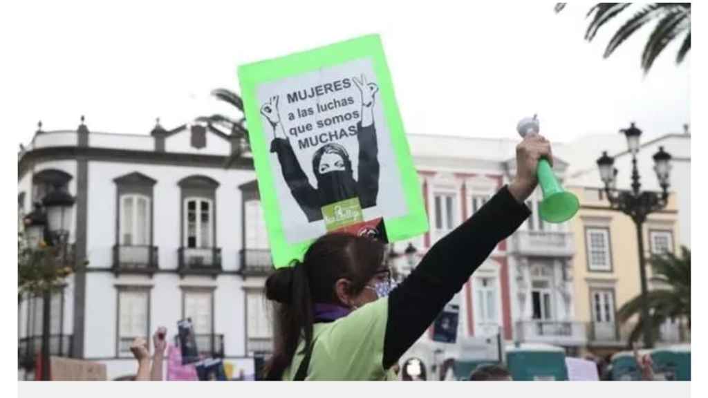 Marcia manifestándose en una de las movilizaciones de las Kellys en Canarias.