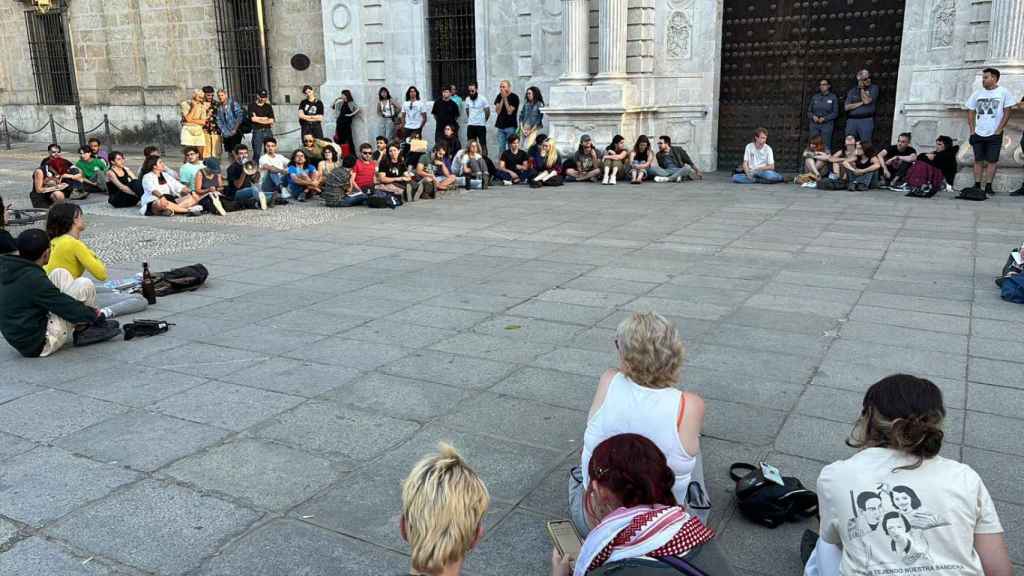 Asamblea frente a la puerta principal del Rectorado.