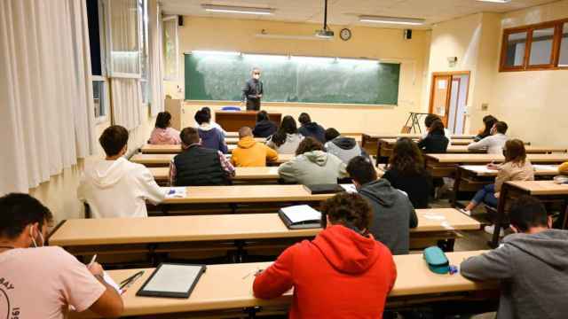 Imagen de archivo de estudiantes en clase.