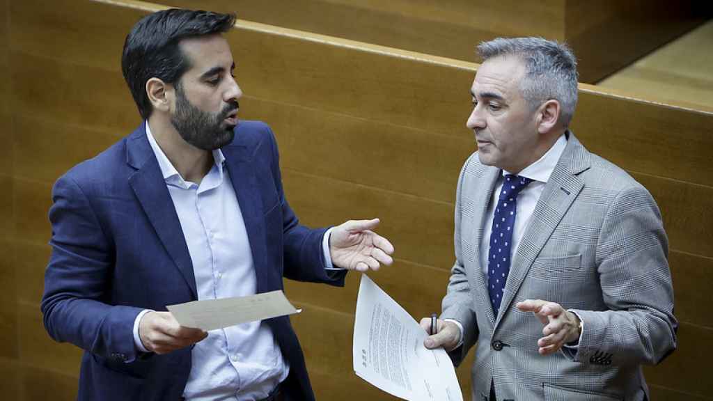 El portavoz del PSPV, José Muñoz, y el del PP, Miguel Barrachina, este jueves en las Cortes