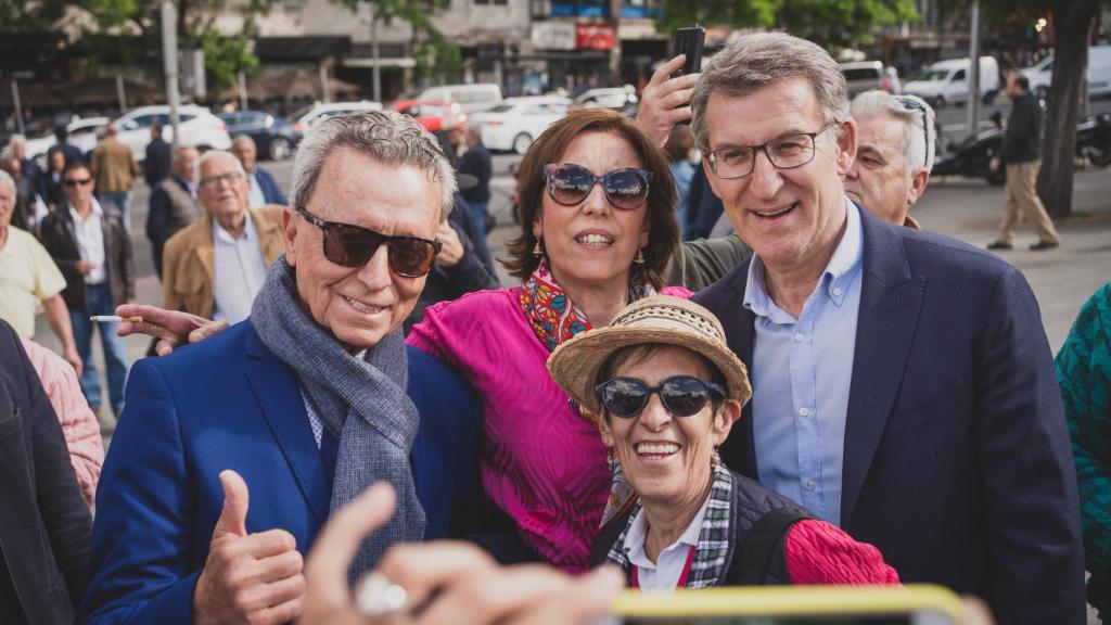 Ortega Cano y Alberto Núñez Feijóo atienden a varias fans.