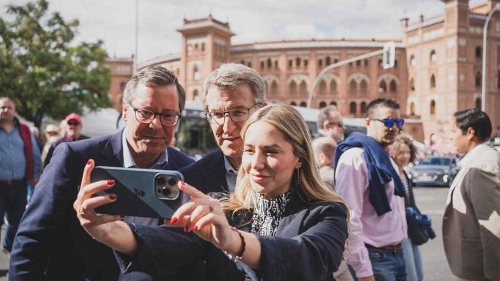 El senador Alfonso Serrano, la diputada y presidenta del PP de Fuenlabrada Noelia Núñez y Alberto Núñez Feijóo.
