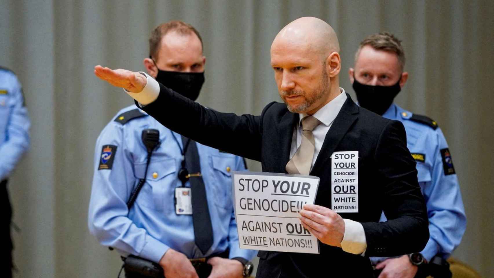 Anders Breivik hace el saludo nazi en un tribunal noruego