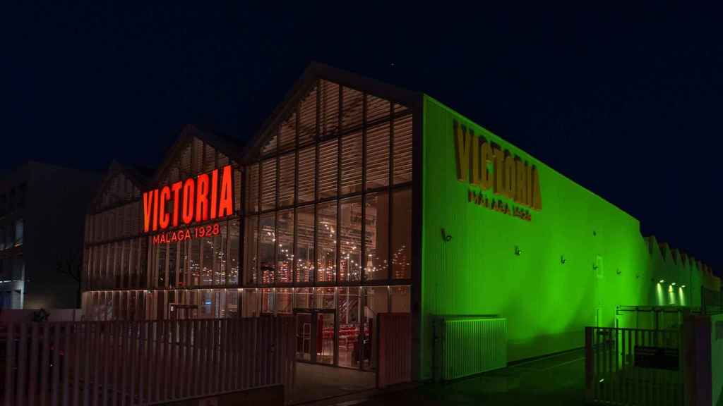 El edificio de Cervezas Victoria iluminado por el Día Mundial del Reciclaje.