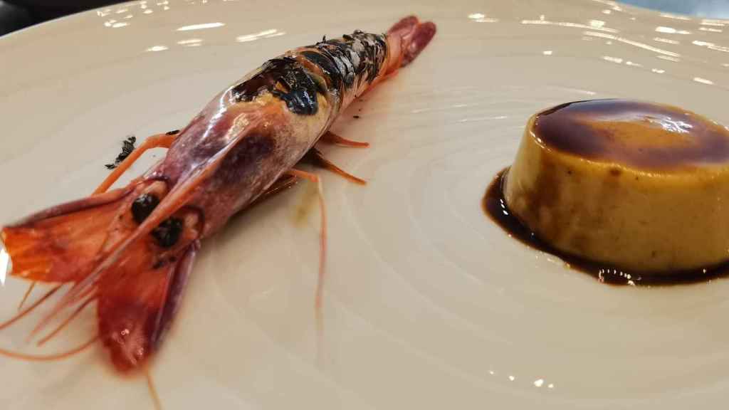 El tocino de cielo de gamba roja es una de las recetas con las que sorprende al inicio en Noa.
