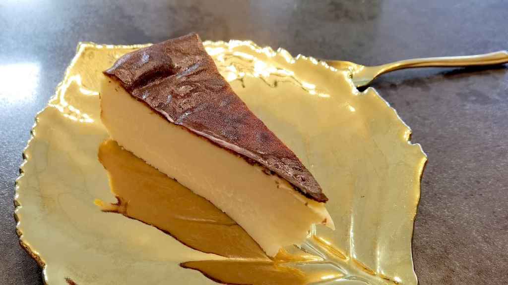 En un pastelero como Rivas, los postres son estrella: esta es su tarta de queso.