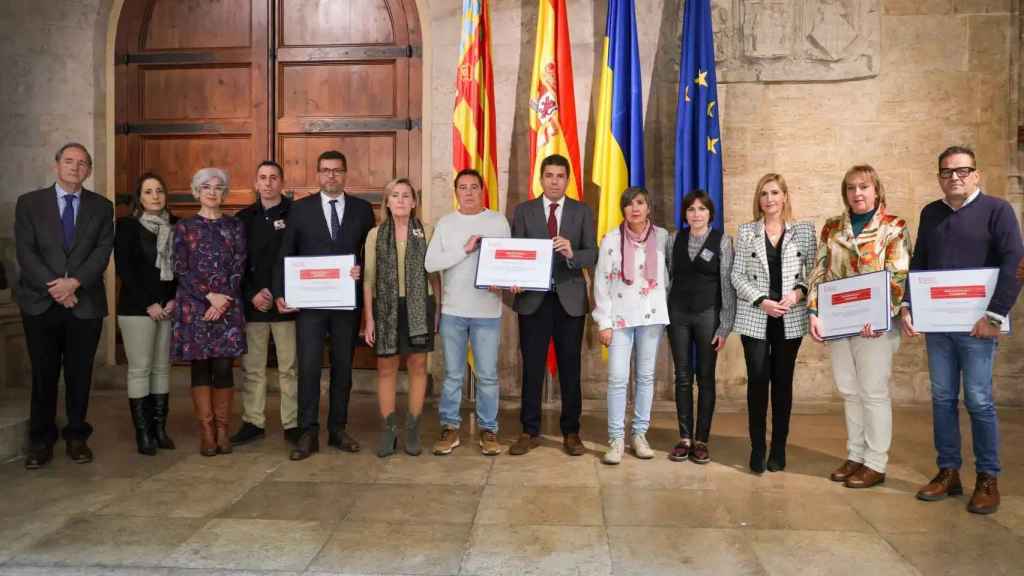 El presidente Mazón junto a los alcaldes de Alfafar, Sedaví y Benetússer y a la plataforma de afectados. EE