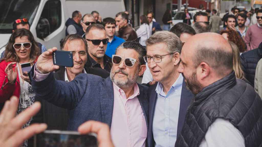 Varios simpatizantes se hacen un 'selfie' con Feijóo en los alrededores de la Plaza de Toros de Las Ventas.