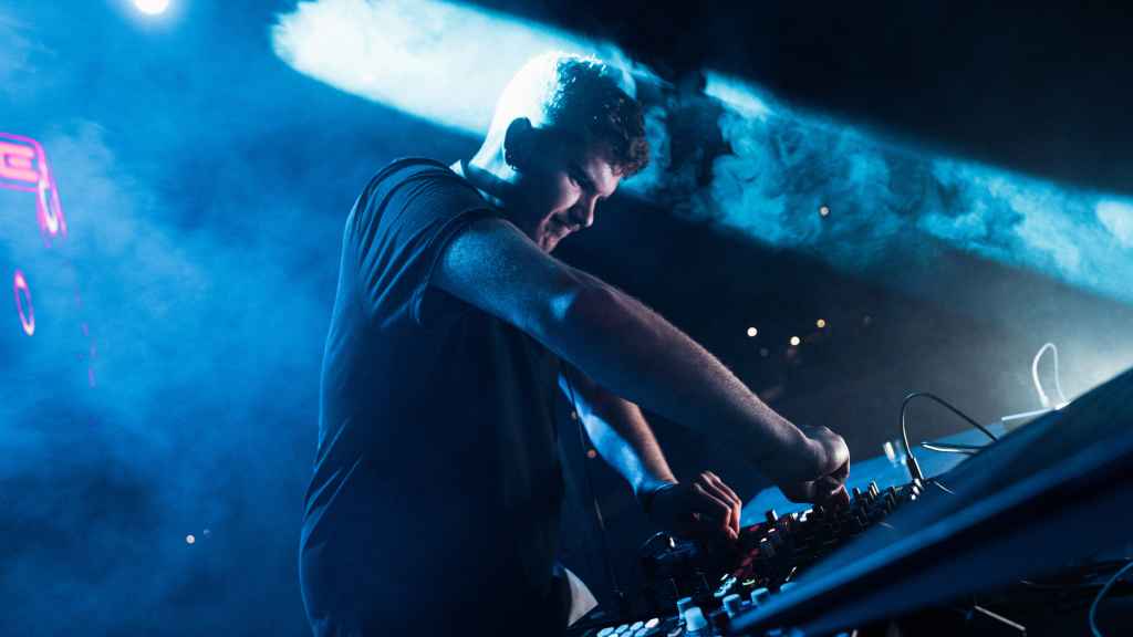 El joven DJ residente de Chocolate, GNS, en uno de sus sets. GNS