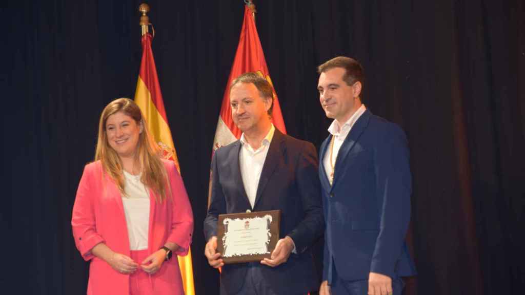 El director adjunto de Agrocesa, José Quirino, recibiendo el premio