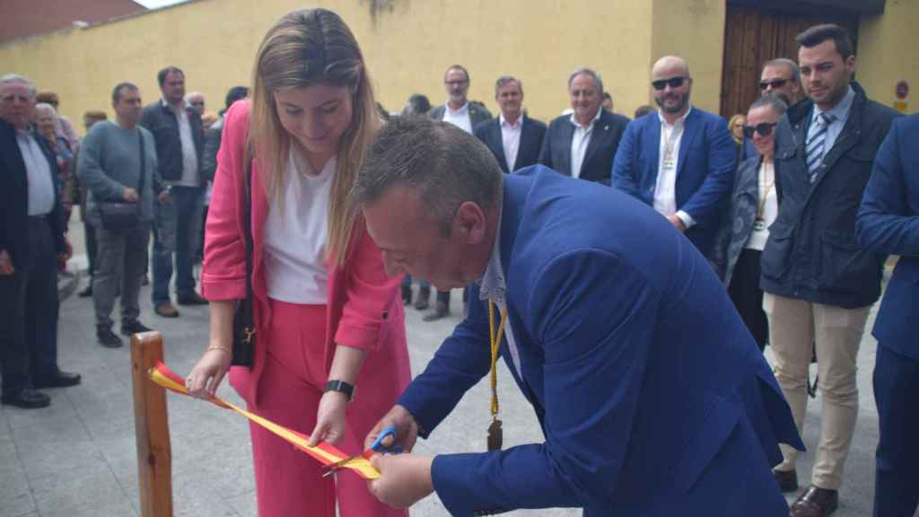 La delegada territorial de la Junta en Valladolid, Raquel Alonso, y el alcalde de Aldeamayor, Fernando de la Cal, inauguran el Mercado del Autónomo