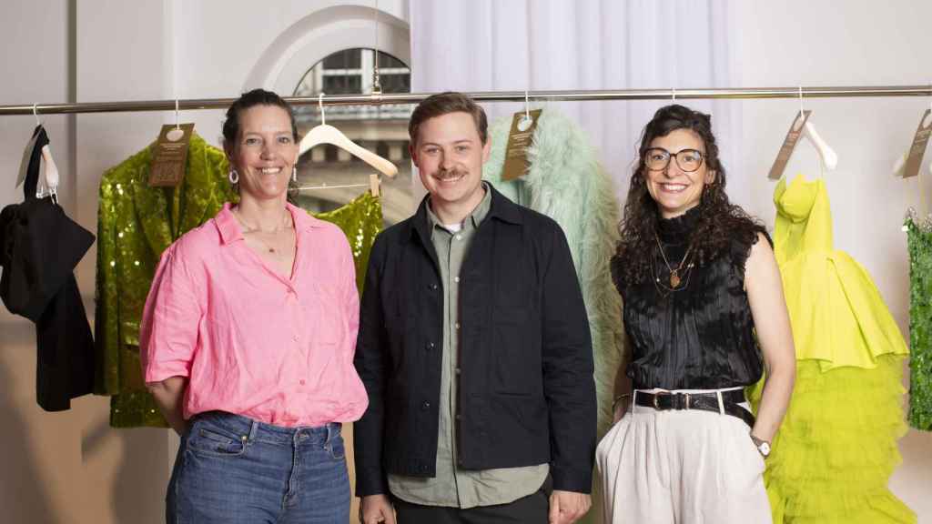 De izquierda a derecha, Felicia Reutersward (responsable de uso de recursos e impacto circular), Henrik Sundberg (responsable de Impacto Climático) y Julie-Marlène Pelissier (directora de Sostenibilidad para el sur de Europa)