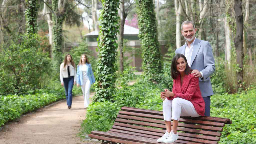 La Familia Real posando en los Jardines del Moro. Felipe VI y Letizia aparecen en un primer plano, mientras sus hijas posan al fondo.