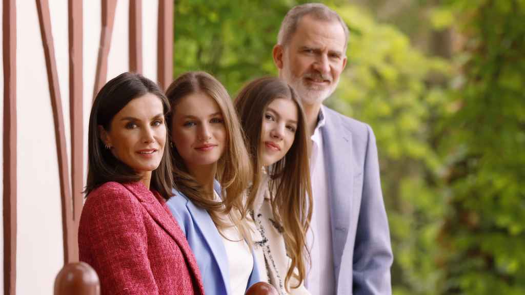 El posado familiar de Felipe VI y sus hijas para celebrar el 20 aniversario de boda de los Reyes.