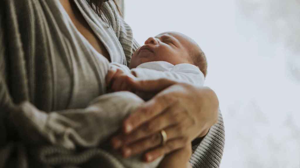 Imagen de archivo de una madre con un bebé.