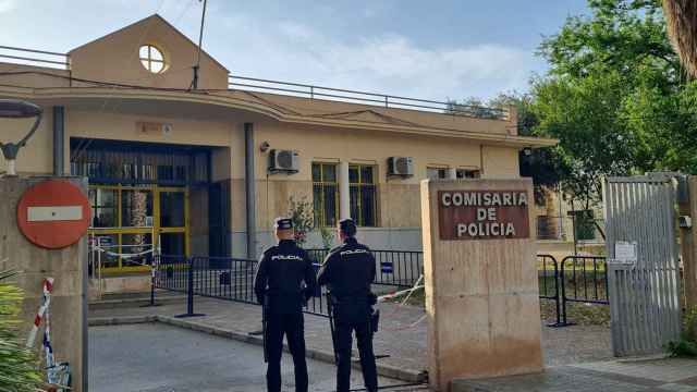 Dos agentes de la Policía Nacional frente a una comisaría.