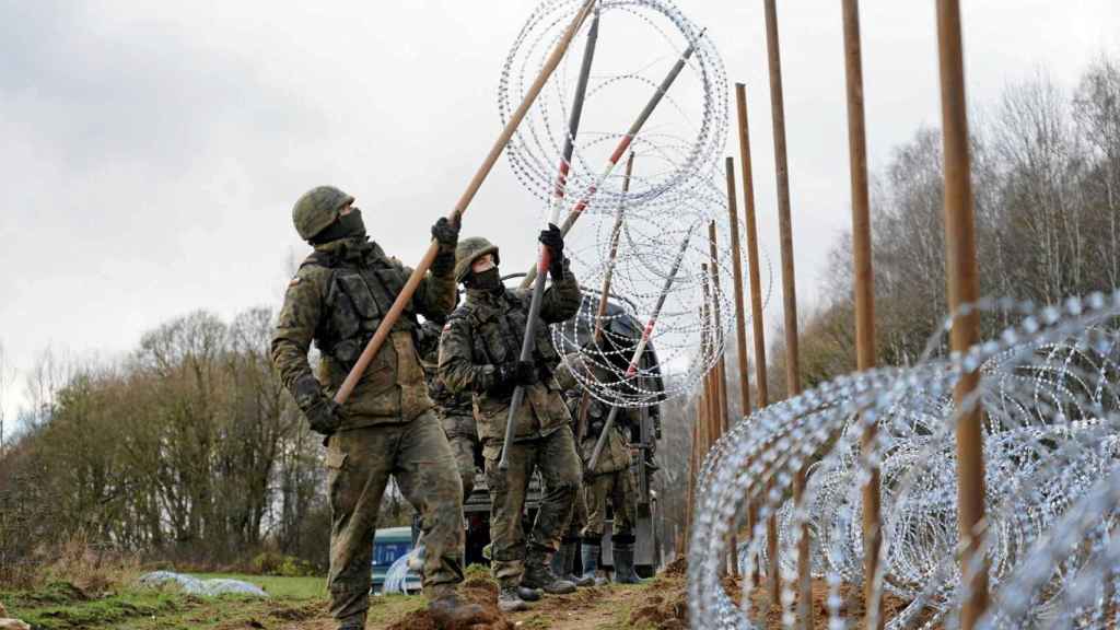 Soldados polacos construyendo el muro fronterizo con Bielorrusia en 2022