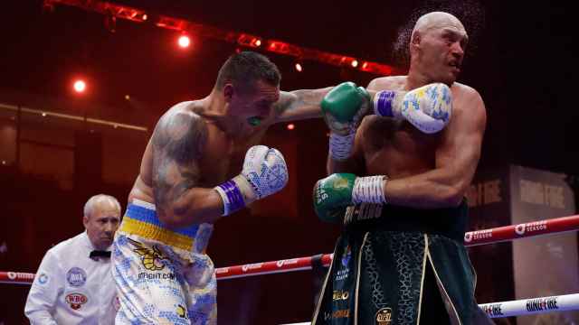 Oleksandr Usyk golpea a Tyson Fury.