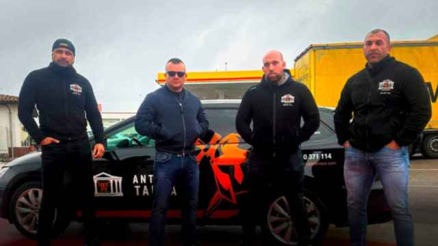 Antiokupa Tarraco, dirigido por Andrei Samoca (2i), se define a sí mismo como un grupo de negociación pacífico con los okupas o los inquilinos que no pagan sus deudas.