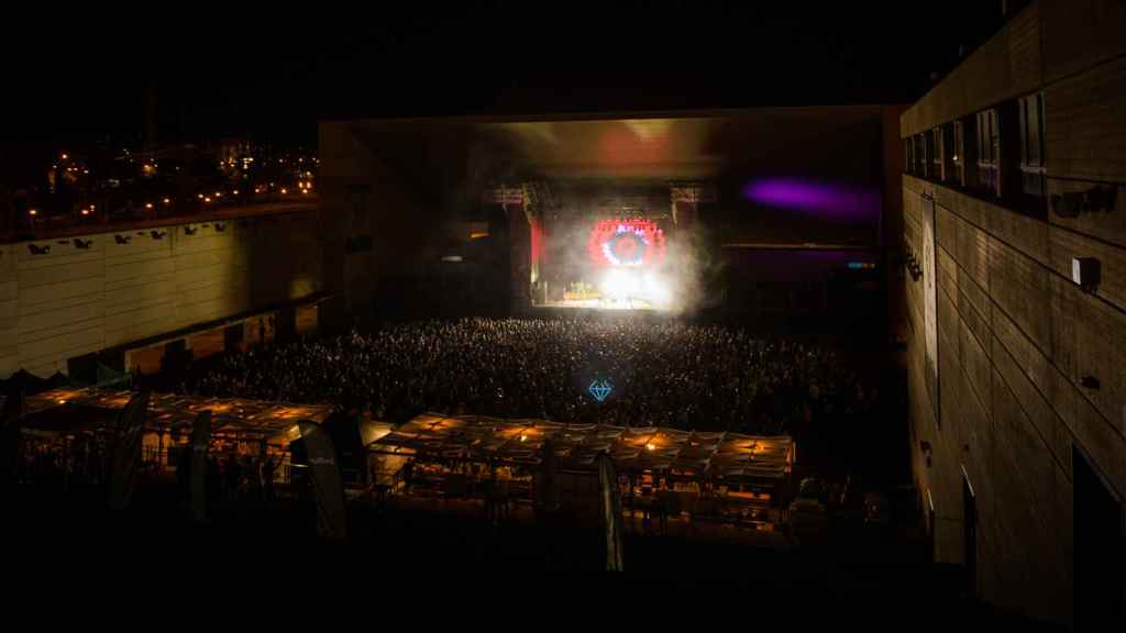 Vista desde arriba del concierto de Crystal Fighters en el Galaxy Sound