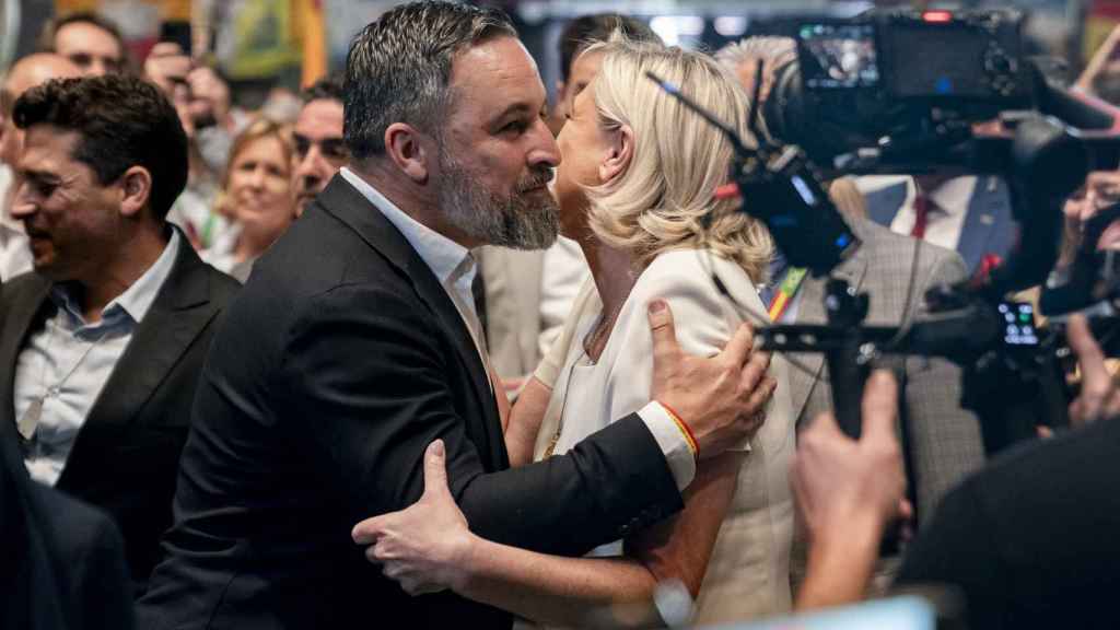 Le Pen saluda a Abascal, este domingo.