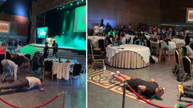 Un grupo de seguidores del influencer Llados hace burpees en un casino de Madrid.