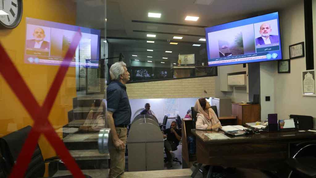 La gente sigue las noticias sobre el incidente del presidente de Irán .